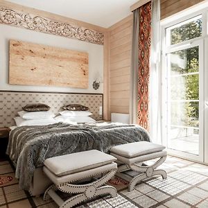 Zimmer mit Kingsize-Bett